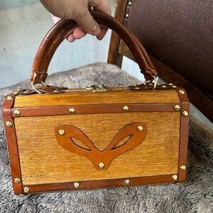 Vintage Simon Made in Honk Kong Cedar Wooden Box Top Handle Turn Lock Brown Bag